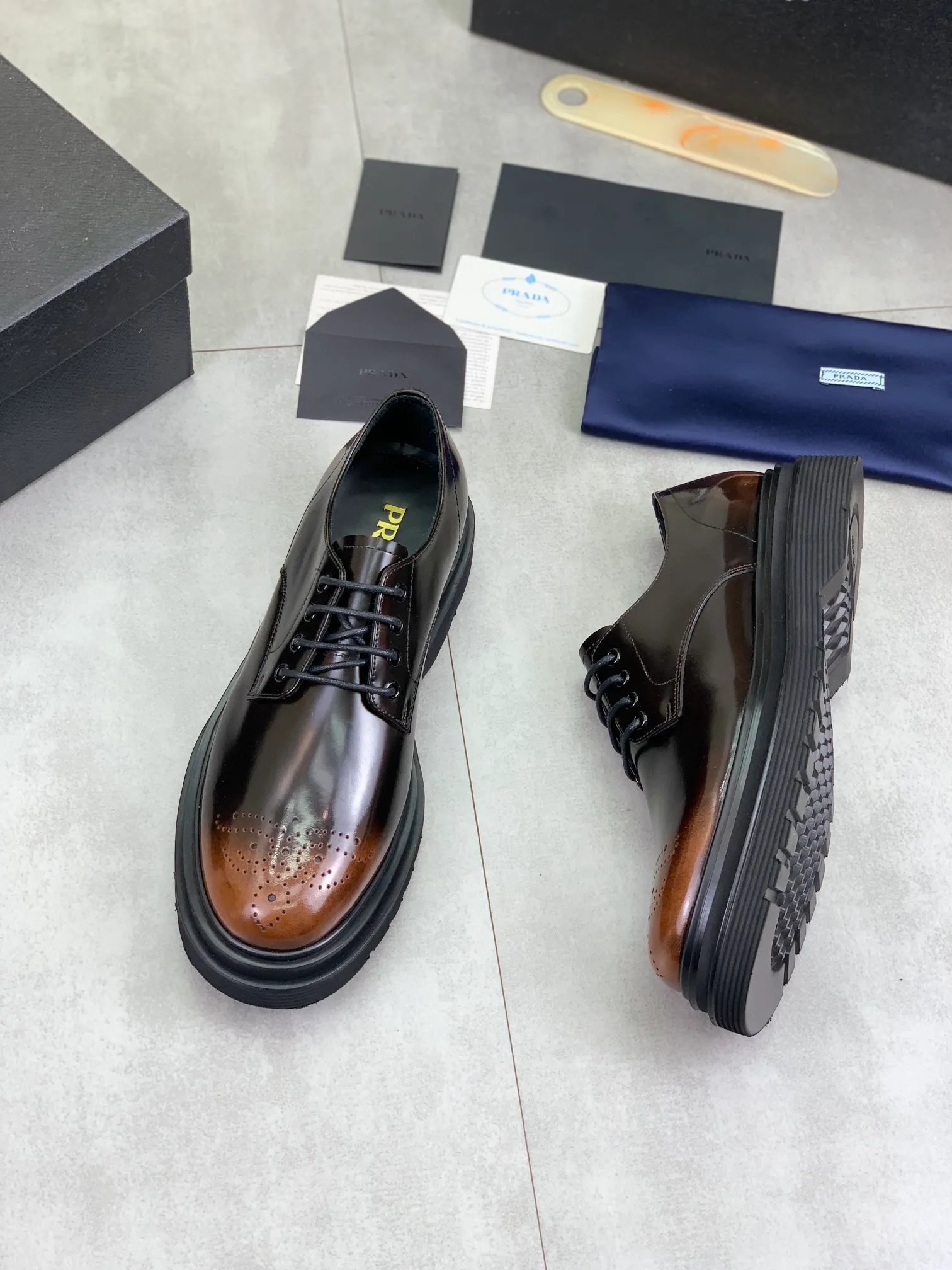 Factory price P880 💰Original quality, top version🔱 ＰＲＡＤＡ——Prada. Men's business casual leather shoes, top quality products. 1:1 shipment ⬆️Luxurious and noble👞All imported original color-rubbed open edge beads, just to create a more comfortable wearing body Tested, upper: original comfortable open-edge bead-rubbed calf leather ➕Top imported water-dyed full cow lining, original light and comfortable TPU foam combination bottom ✔️Code number: 39-44 (38.45 can be customized)